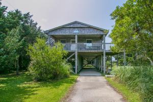 Cette grande maison en bois dispose d'une terrasse couverte et d'une passerelle. dans l'établissement 7850 - Nepenthe by Resort Realty, à Frisco