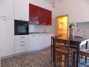 A kitchen or kitchenette at Appartamenti Blue House
