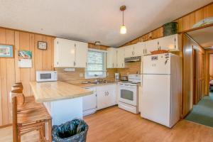 - une cuisine avec des appareils blancs et des murs en bois dans l'établissement 7850 - Nepenthe by Resort Realty, à Frisco