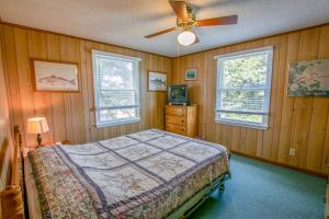 - une chambre avec un lit et un ventilateur de plafond dans l'établissement 7850 - Nepenthe by Resort Realty, à Frisco