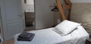 een kleine slaapkamer met een bed met een houten hoofdeinde bij Le Célé in Orniac +15 foto's