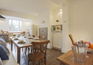 una cucina e una sala da pranzo con tavolo e sedie di Bay House a Southwold