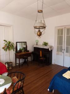 sala de estar con piano y mesa en Casa Pellegrini - Hostel en San Pedro