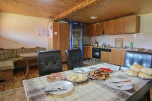 eine Küche mit einem Tisch mit Essen drauf in der Unterkunft Camp &Apartmens Scepanovic in Mojkovac