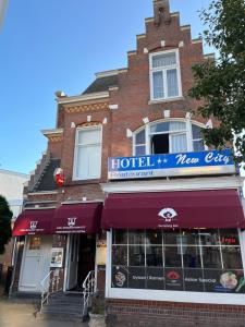 een gebouw met een bordje 'hotel new cats' erop bij New City Hotel Scheveningen in Scheveningen