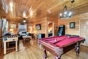 a room with a pool table in a cabin at Kate's Cabin - 3 min to Dollywood! Cabin with Hot tub, Game Room, and Resort Pool! in Sevierville