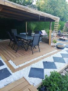 Patio nebo venkovní prostory v ubytování Chalet des secrets