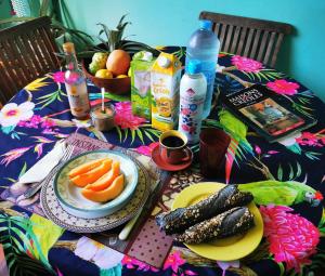 een tafel met een bord eten en fruit en groenten bij COLOCATION CITE URBAINE in Pointe-à-Pitre