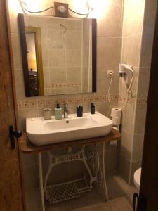 アンタルヤにあるAntalya kaleiçi bahçeli özel muhteşem müstakil villaの洗面台と鏡のあるバスルーム