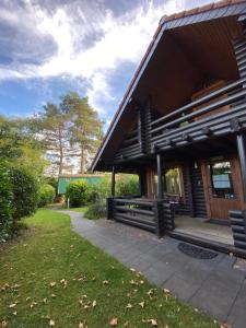 een houten huis met een pad dat daarheen leidt bij Eifel-Lounge BLOCKHAUS in Weilerswist
