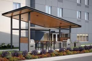 Candlewood Suites Atlanta - Smyrna, an IHG Hotel في أتلانتا: تقديم شرفة على جانب المبنى
