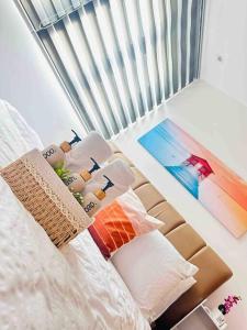 um quarto com uma cadeira com almofadas em Cozy Studio Penthouse I Wi-Fi I Netflix l Pool em Manila