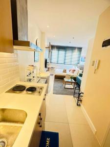 Η κουζίνα ή μικρή κουζίνα στο Cozy Studio Penthouse I Wi-Fi I Netflix l Pool