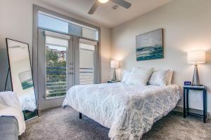 Giường trong phòng chung tại Luxury Condo facing RiverWalk Free Parking Pet Friendly Centrally Located +15 ảnh