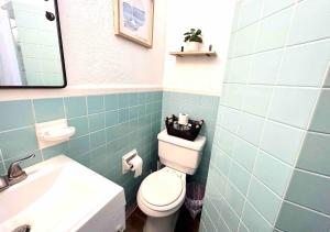 bagno con servizi igienici bianchi e lavandino di Cozy 2 Bedroom Apartment Near Local Hotspots a West Palm Beach