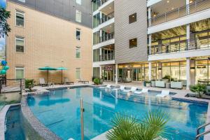duży basen w budynku z hotelem w obiekcie Modern Condo on the RiverWalk #1249 w mieście San Antonio