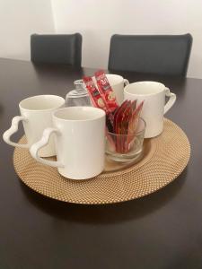 uma bandeja com três canecas de café numa mesa em Private Apartment Prishtina em Pristina