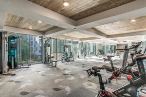 Phòng/tiện nghi tập thể dục tại Luxury Condo facing RiverWalk Free Parking Pet Friendly Centrally Located
