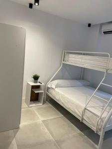 een slaapkamer met een stapelbed en een tegelvloer bij C3 Exclusiva zona Madrid in Madrid