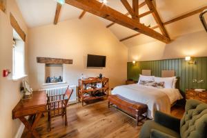 Un pat sau paturi într-o cameră la The Blue Lion