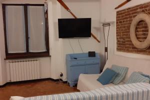 ジェノヴァにあるLa Casa del Marinaioのリビングルーム(ソファ、薄型テレビ付)