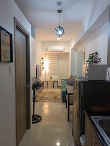 Pokój z kuchnią i salonem w obiekcie SMDC FAME RESIDENCE by Khiel Lucas 1703 w mieście Manila