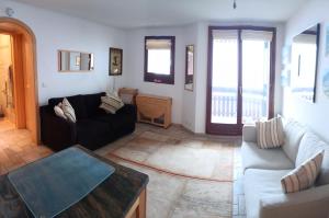 Modern apartment in Chatel with fantastic views في شاتيل: غرفة معيشة مع أريكة وطاولة