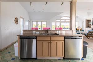 cocina con fregadero y encimera en 4611 - Prescription OBX, en Southern Shores