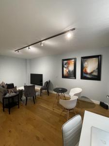 TV a/nebo společenská místnost v ubytování 1 Bed House, Free Parking, Braintree City Centre with Sky TV