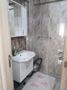 y baño con lavabo blanco y espejo. en 2 Yatak Odalı Daire-Fethiye, en Fethiye