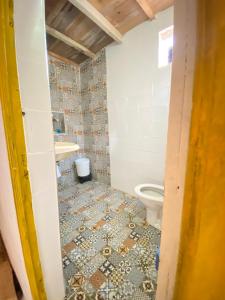 Tamri的住宿－AJARIF ⴰⵊⴰⵔⵉⴼ - Fisherman cabin，一间带卫生间的浴室和瓷砖地板。