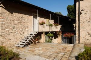 un bâtiment avec des escaliers et des plantes en pot dans l'établissement Locanda Cà dei Santi, à Induno Olona