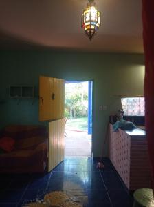 una sala de estar con una puerta que da a un dormitorio en MERMAID HOUSE, casa charmoso, wifi, parking, jardim, cozinha, central CANOA QUEBRADA en Aracati