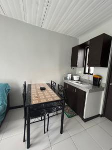 eine kleine Küche mit einem Tisch und Stühlen in der Unterkunft 1BR Townhouse + Netflix in Marilao