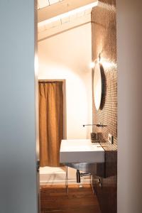 bagno con lavandino bianco e specchio di Luxury industrial apt vicino al centro con garage a Brescia