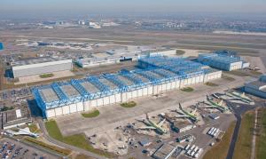 ブラニャックにあるCharming one bedroom apartment, - pres des commerces et tram FIBRE wifi, Airbus MEET super locationのターミナルと飛行機がある空港の航空写真