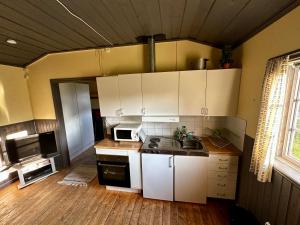 Kuchyň nebo kuchyňský kout v ubytování Ramsjö Camping Stuga