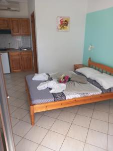 Giola aparments and studios 2 في أستريس: غرفة نوم عليها سرير وفوط