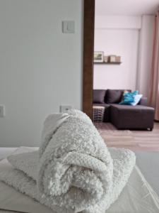 uma pilha de toalhas brancas sentadas em cima de uma cama em apartman TARA Lux-Jagodina em Jagodina
