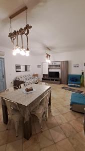- une salle à manger et un salon avec une table et des chaises dans l'établissement Casa BiBa, à Villasimius