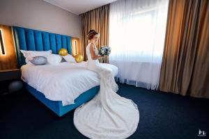 Un pat sau paturi într-o cameră la River Park Hotel