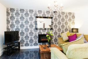 Maes Bach Boutique GUEST HOUSE TOWN CENTRE的电视和/或娱乐中心