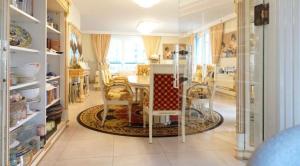 Luxury Diplomat-Penthouse - UNO City Vienna في فيينا: غرفة طعام مع طاولة وكراسي في غرفة