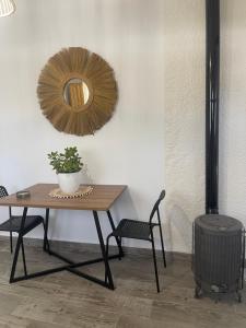 einen Tisch mit einer Topfpflanze und einem Spiegel in der Unterkunft Finca el Atardecer-Luna in Los Santos de Maimona