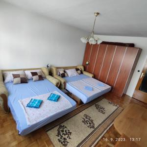 two beds sitting next to each other in a room at Apartman AM Sarajevo in Sarajevo