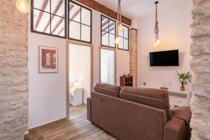 TV a/nebo společenská místnost v ubytování Bel appartement rustique au cœur d'Alicante