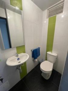 a bathroom with a toilet and a sink at Apartamento Acogedor y muy central en Bogotá in Bogotá