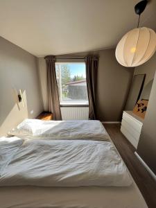 Postel nebo postele na pokoji v ubytování Penthouse Views in Mid-Reykjavík