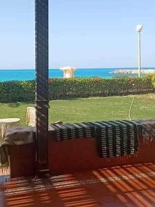 een patio met uitzicht op de oceaan bij فيلا العمر in Alexandrië