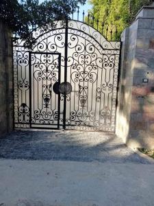 une porte menant à une maison avec une allée dans l'établissement فيلا العمر, à Alexandrie